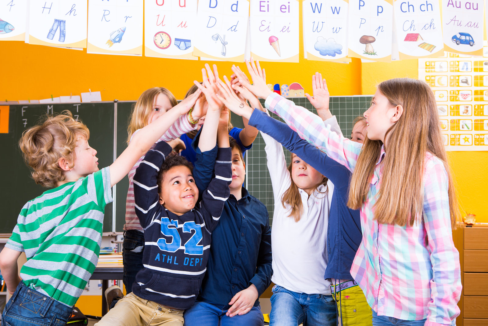 Schule für alle Kinder in der Schule halten die Hände über dem Kopf zusammen
