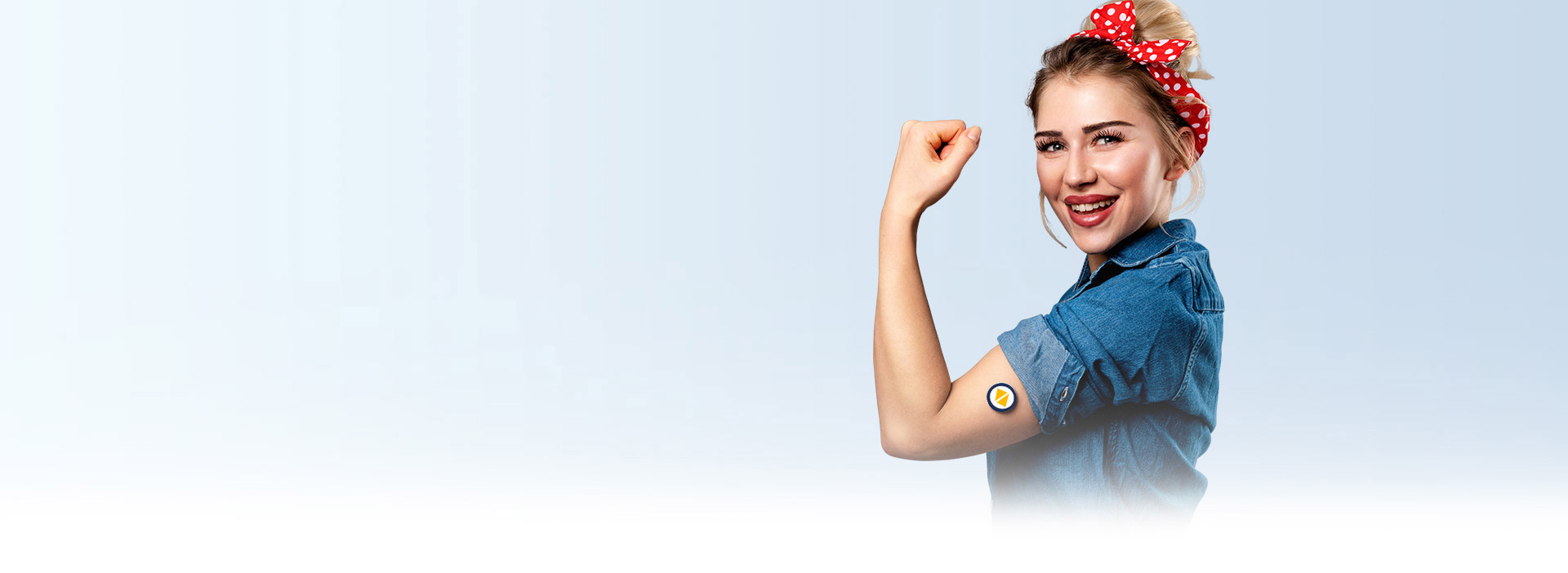 Eine junge Frau spannt ihren linken Arm an. Auf dem Arm befindet sich ein CGM-Sensor mit dem Logo der Diabetiker Niedersachsen
