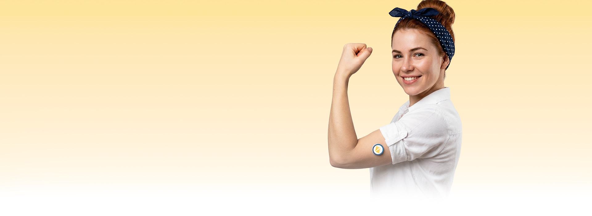 Eine junge Frau spannt ihren linken Arm an. Auf dem Arm befindet sich ein CGM-Sensor mit dem Logo der Diabetiker Niedersachsen