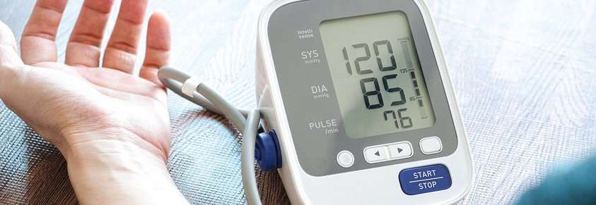 Es wird Blutdruck gemessen mit einem Wert von 120/85