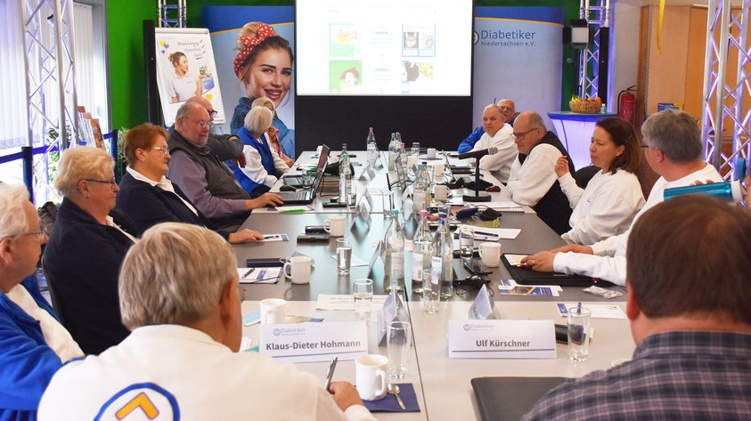 Fortbildung Menschen am Tisch bei einer Fortbildung