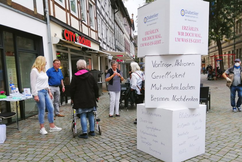 Kreativ Eine Aktion in einer Innenstadt