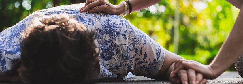 Eine ältere Dame liegt bewusstlos auf dem Boden