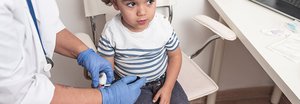 Ein Kind wird beim Arzt untersucht