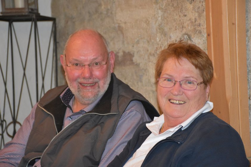 Geselligkeit Ei nMann udn eine Frau posieren für die Kamera