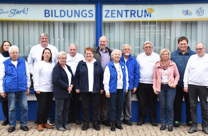 Neues Bildungszentrum Gruppenbild vorm Bildungszentrum