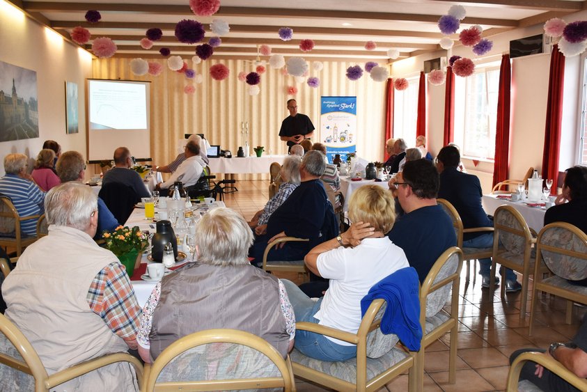 Referate Eine Gruppe Menschen hört einem Referenten zu