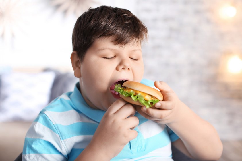 Kind mit ungesunder Nahrung