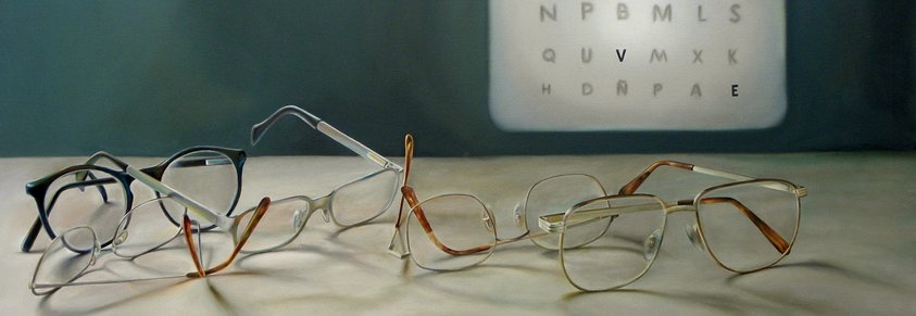 verschiedene Brillen mit Sehtesttafel