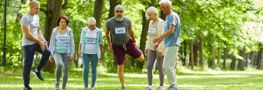 Gruppe älterer Menschen beim Sport