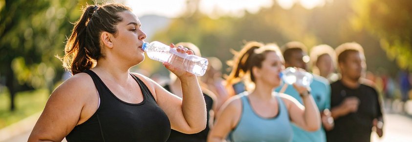 Frauen beim Laufen trinken Wasser