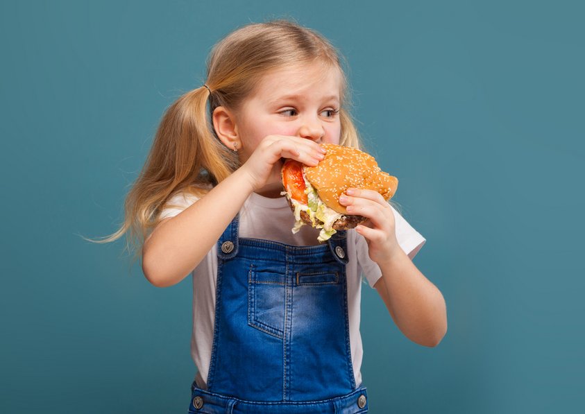 Kleines Mädchen isst Hamburger