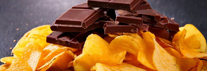 Ein Berg aus Kartoffelchips und Schokolade
