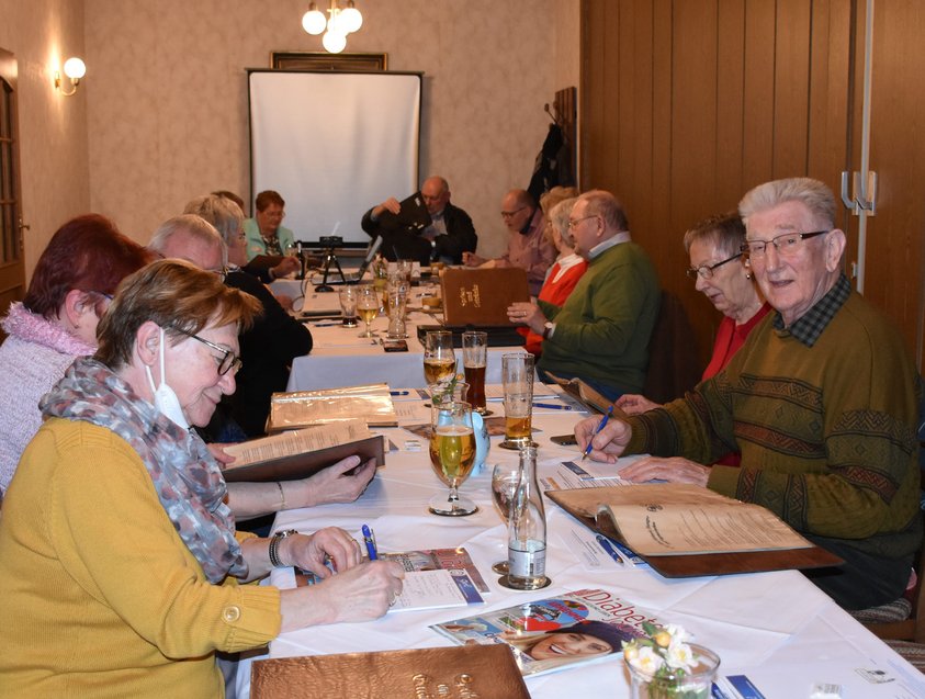 Menschen wälzen Speisekarten