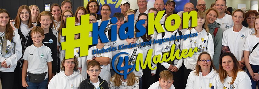 Ein Gruppenbild der Teilnehmer, davor das Logo des #KidsKon 2023