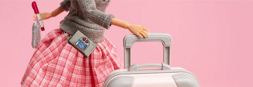 Eine barbieähnlichepumpe mit einem Reisekoffer, einer Insulinpumpe und einem Insulinpen in der Hand