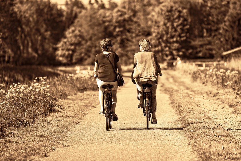 Zwei ältere Frauen fahren Fahrrad