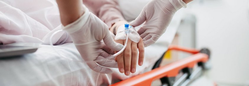 Ein kleines Mädchen bekommt eine Infusion gelegt