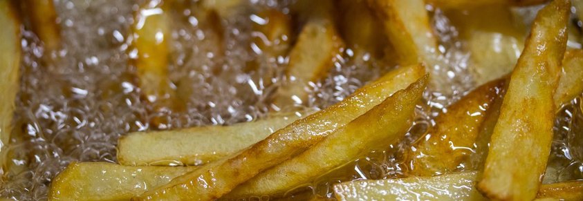 Pommes in der Friteuse
