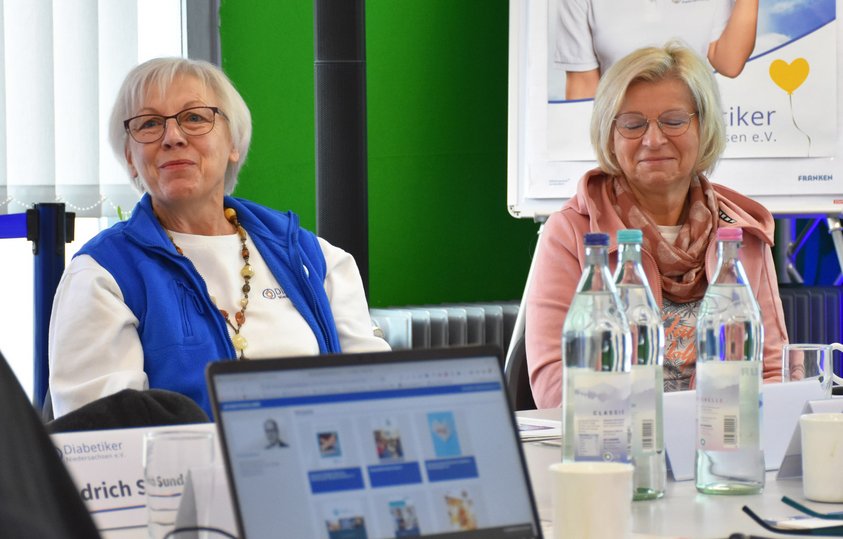 Amüsiert Zwei Damen, sichtlich amüsiert