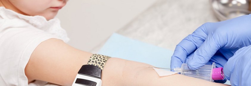 Einem Kind wird eine Blutprobe entnommen